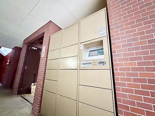 お仕事やお出かけで荷物が受け取れない時も大変便利な宅配ボックス完備。