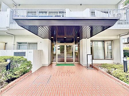 満ち足りたプライベートへ誘う気品あるエントランス。時が経てば経つほどにその価値が深まります。