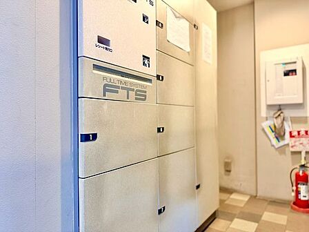 宅配ボックス有。お仕事やお出かけで荷物が受け取れない時も大変便利です。