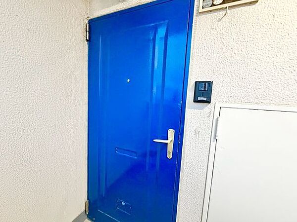 毎日出入りに使う玄関は外出する時は爽やかに、帰宅するときはホッとする落ち着いた空間へ。