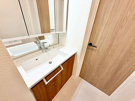 清潔感のある色合いのプライベート空間は、身だしなみチェックや肌のお手入れに最適です。