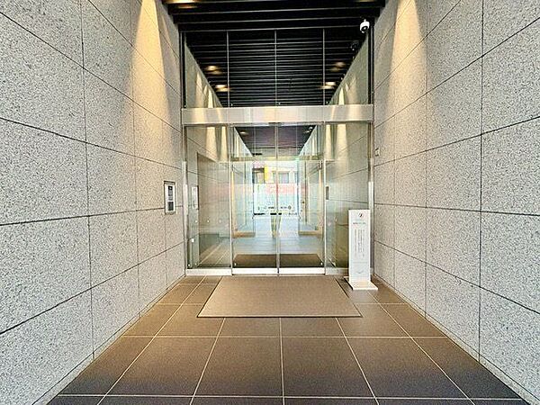 スタイリッシュで質感があり、機能的でもあるエントランス。邸宅へ導くアプローチが気分を高めてくれます。