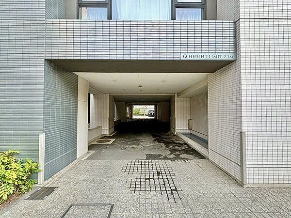 通勤にお車を使用される場合もご安心ください。敷地内に駐車場があります。