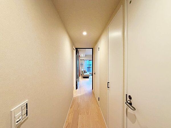 玄関ドアを開けると、リノベーションされ生まれ変わった室内がお出迎え。
