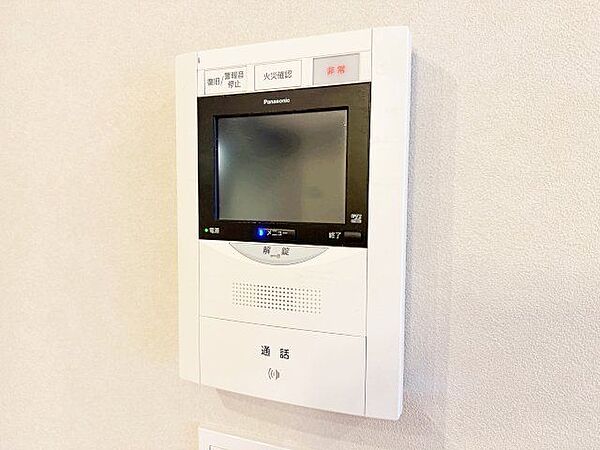 来訪者の確認ができるモニター付きインターホン完備。