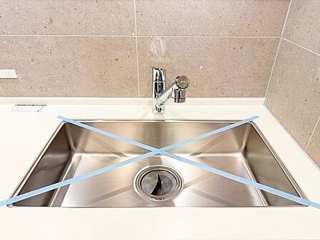 キレイなお水がいつでも、安心して飲める浄水器内蔵型水栓付き。