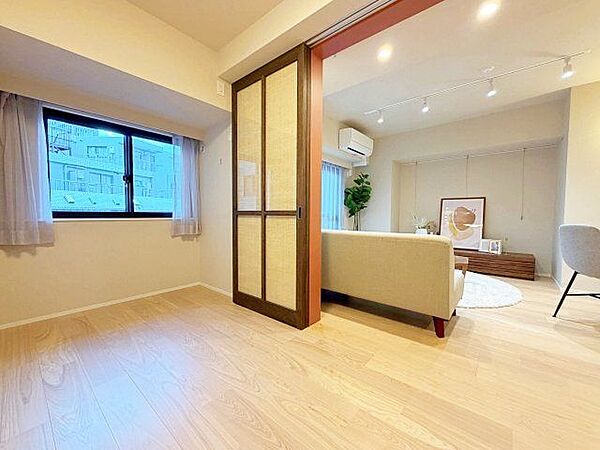 リビングと隣接の洋室は、引き戸を開くと広々空間になります。家族構成の変化にも柔軟に対応できます。