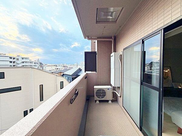 広々バルコニー付きで開放感を演出。日々の生活に潤いを与えてくれます。
