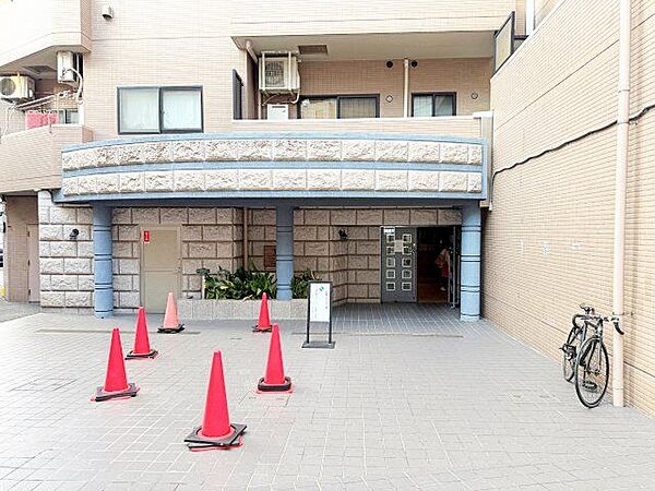 落ち着きのある温かな風情のエントランスは、訪れる方々を優しく包み込み、心地よい空間を演出します。