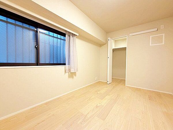 広々とした明るい洋室です。いつまでも快適に暮らせる空間が広がります。