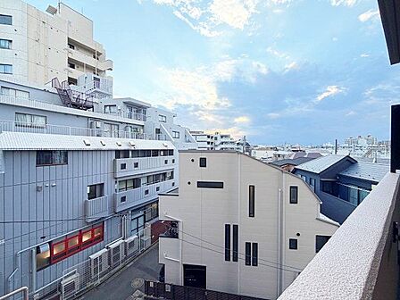暮らしの中で光と風を演出してくれるバルコニー。開放感を演出しながら、爽やかな風が通ってきます。