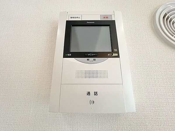 来訪者の確認ができるモニター付きインターホン完備。