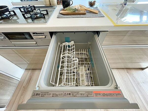 ビルトイン食洗機は、節水や節電機能も充実して家事の手助けをしてくれます。