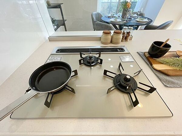 3口コンロで、お料理の効率もアップ。受け皿のないフラット天板で、お手入れもラクラク。