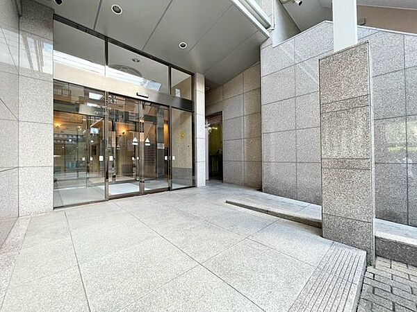 エントランスは、まさに顔となる場所。満ち足りたプライベートシーンへと誘う気品があります。