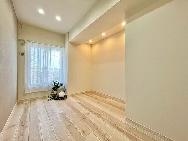 大きな窓からたっぷりと陽光が注がれる明るい空間。時を忘れて過ごせるお部屋。