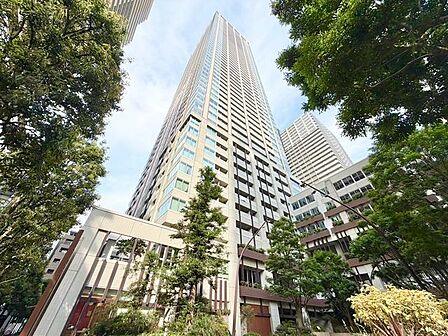 美しく都会的なデザインの外観。上質で洗練されたディディールでラグジュアリーな住まいを実現。