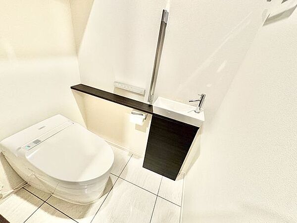 毎日使うものだから、「シンプルでムダのないデザイン」で空間と調和するタンクレストイレ。