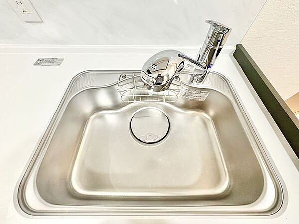 キレイなお水がいつでも安心して飲める浄水器付。