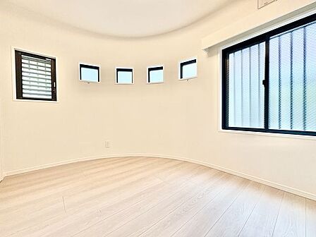 居心地のいい暮らしには欠かせない眩い採光。窓からこの空間に降り注ぐ採光が絶えません。