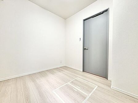 明るい色味の床は、部屋を明るく清潔な印象に見せる効果あり。圧迫感が少くゆったりと感じる事ができます。