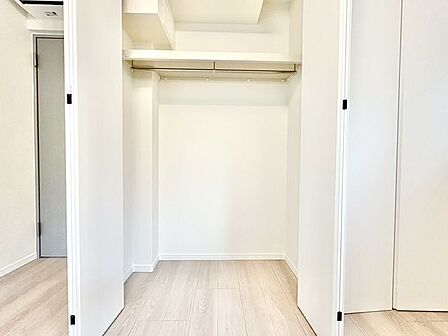 充分な収納スペースを確保。居室内に余計な家具を置く必要がないので、シンプルですっきりとした暮らし。