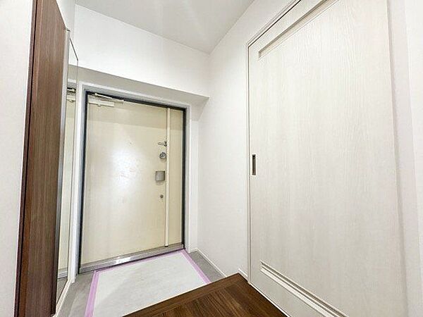 玄関はお家の顔としてすっきりとした素敵な空間に。印象のよい玄関は爽やかな住まいへの入り口です。