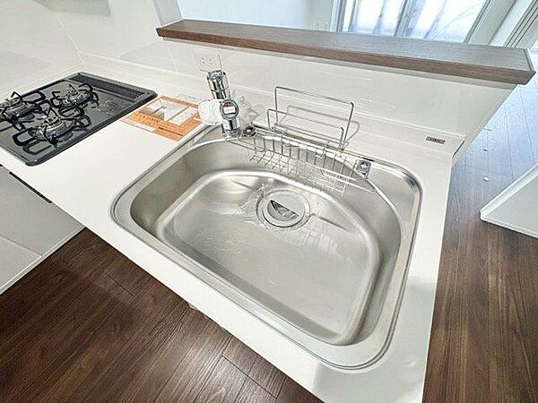 キレイなお水がいつでも安心して飲める浄水器付。