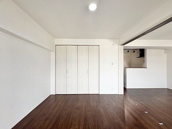 一日の疲れをいやしてくれる主寝室。時を忘れて過ごす場所として過ごせるお部屋。