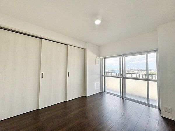 大きな窓からたっぷりと陽光が注がれる明るい空間。一日の疲れを癒してくれる洋室。時を忘れて過ごす空間。