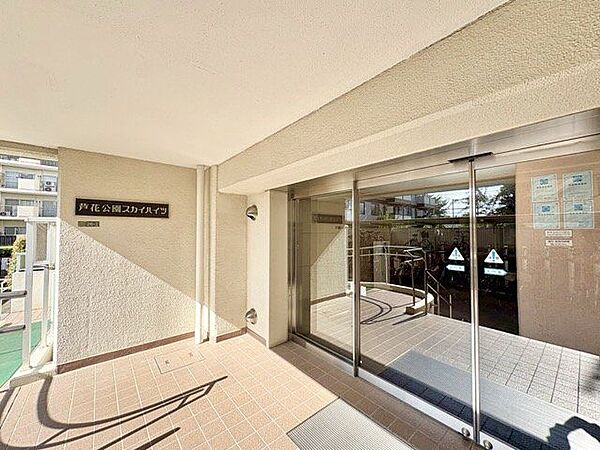 外と内をつなぐエントランスは、まさに顔となる場所。シンプルながらも上質な空間を作り出します。