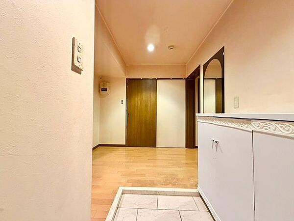 毎日出入りに使う玄関は外出する時は爽やかに、帰宅するときはホッとする落ち着いた空間へ。