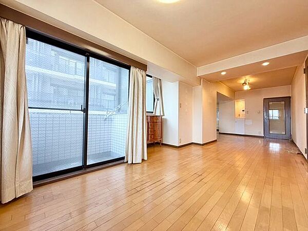広さを充分に確保したゆったりLDK。たっぷりの採光・通風が、明るく爽やかな空間を演出。