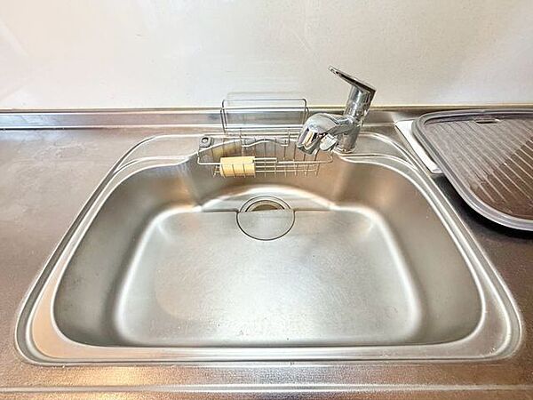 キレイなお水がいつでも安心して飲める浄水器付。