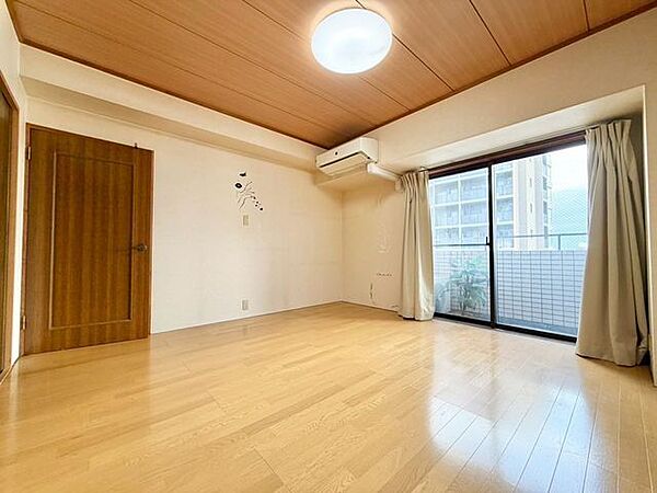 開口部が広くたくさんの陽を取り入れます。窓を開ければ気持ちよい風が舞い込んできて開放的な空間を演出。