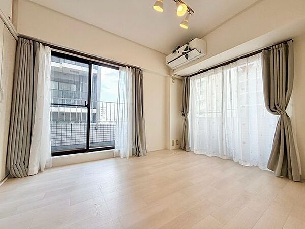 大きな窓からたっぷりと陽光が注がれる明るい空間。一日の疲れを癒してくれる洋室。時を忘れて過ごす空間。