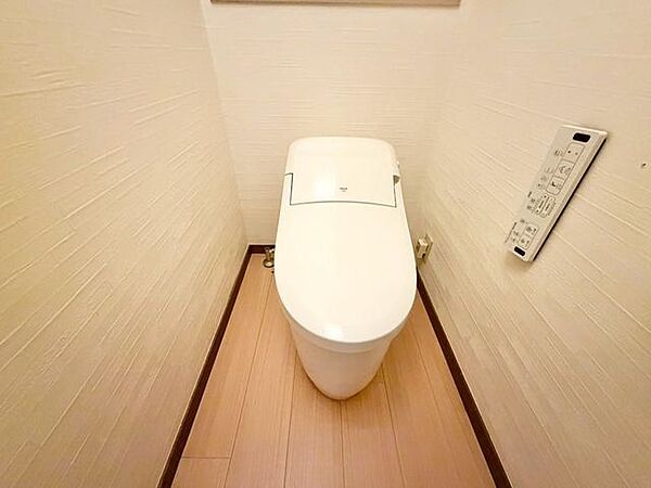 毎日使うものだから、「シンプルでムダのないデザイン」で空間と調和するタンクレストイレ。