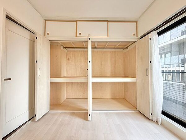 充分な収納スペースを確保。居室内に余計な家具を置く必要がないので、シンプルですっきりとした暮らし。