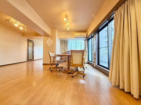 光と風があふれる開放的なリビングダイニング。明るく穏やかな空気のなかで飲んだり、食べたり、笑ったり。