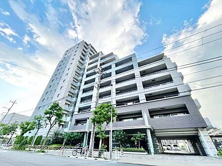 都市の利便性と水辺の開放感を兼ね備えた立地。落ち着いた雰囲気に溢れた、心落ち着かせる上質な住空間へ。