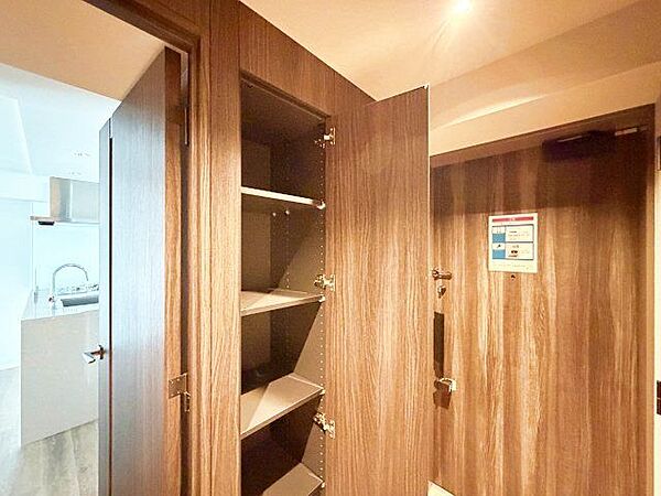 明るい日が差し込む室内へ。「ただいま」と「おかえり」が交わされる幸せな空間が待っています。