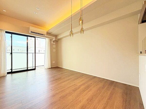 角住戸の開放感と独立性を謳歌する広々としたLDK。華やいだ気分で心満たされる、そんな空間です。