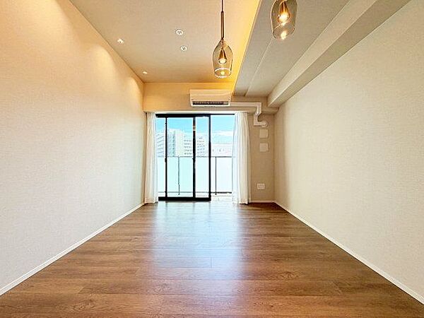 眩いばかりの陽の光が室内を満たしていきます。清らかで艶やかな時間をもたらしてくれるリビング。