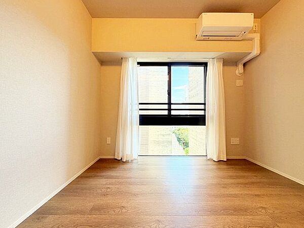 自然光が差し込む落ち着いた印象のお部屋。やわらかな光がリラックスタイムへと誘います。