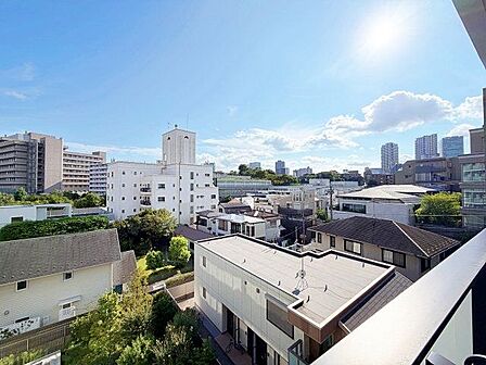 南からの採光と、気持ちのいい風が吹き抜ける開放感のある空間に。