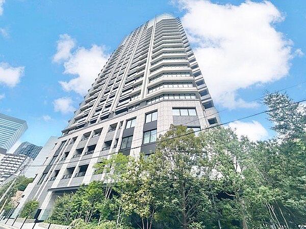 高貴な雰囲気を纏う外観。クオリティを追求した快適な空間が住まう方の心を満たします。（空の加工を生成AIで行っています）