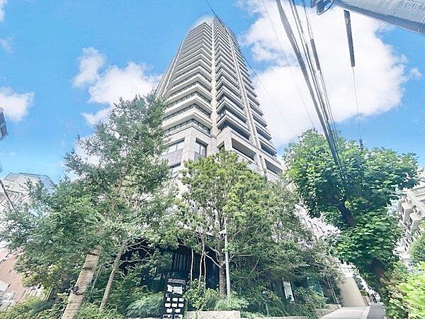 洗練されたデザインと機能性が織りなすこだわりの住空間。ゆったりとした時間をお過ごしください。（空の加工を生成AIで行っています）
