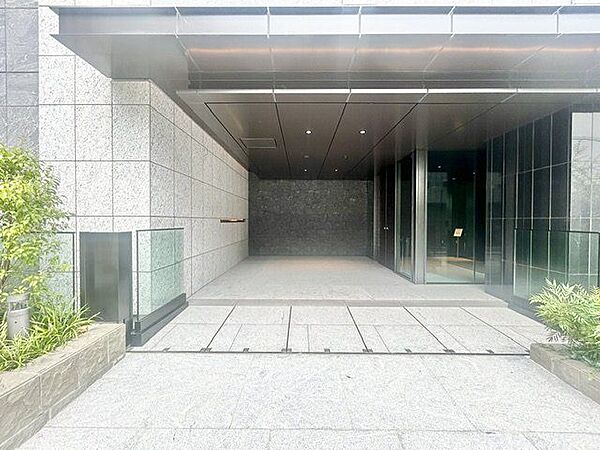 エントランスは、まさに顔となる場所。満ち足りたプライベートシーンへと誘う気品があります。
