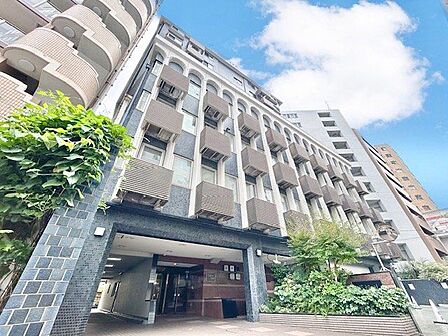 都心部の多彩な生活利便性を享受できる立地。充実のアーバンライフを愉しめます。（空の加工を生成AIで行っています）
