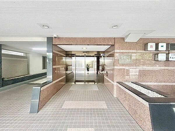 エントランスは、まさに顔となる場所。満ち足りたプライベートシーンへと誘う気品があります。